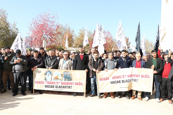 Trump, cuma namazı çıkışı protesto edildi