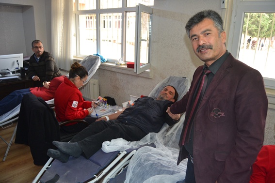 Liseli öğrencilerden Kızılay’a kan bağışı