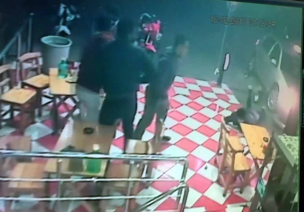 Kokoreç yemek isterken üzerine trafik lambası direği devrildi