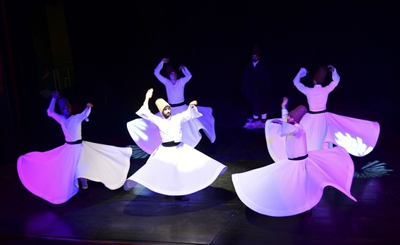 Gönüller Mevlana sevgisiyle coştu