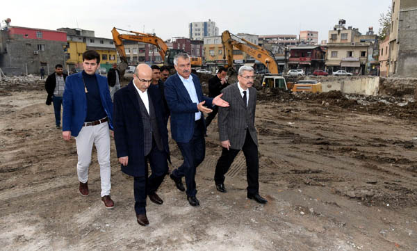 Vali Mahmut Demirtaş Kent Meydanını İnceledi