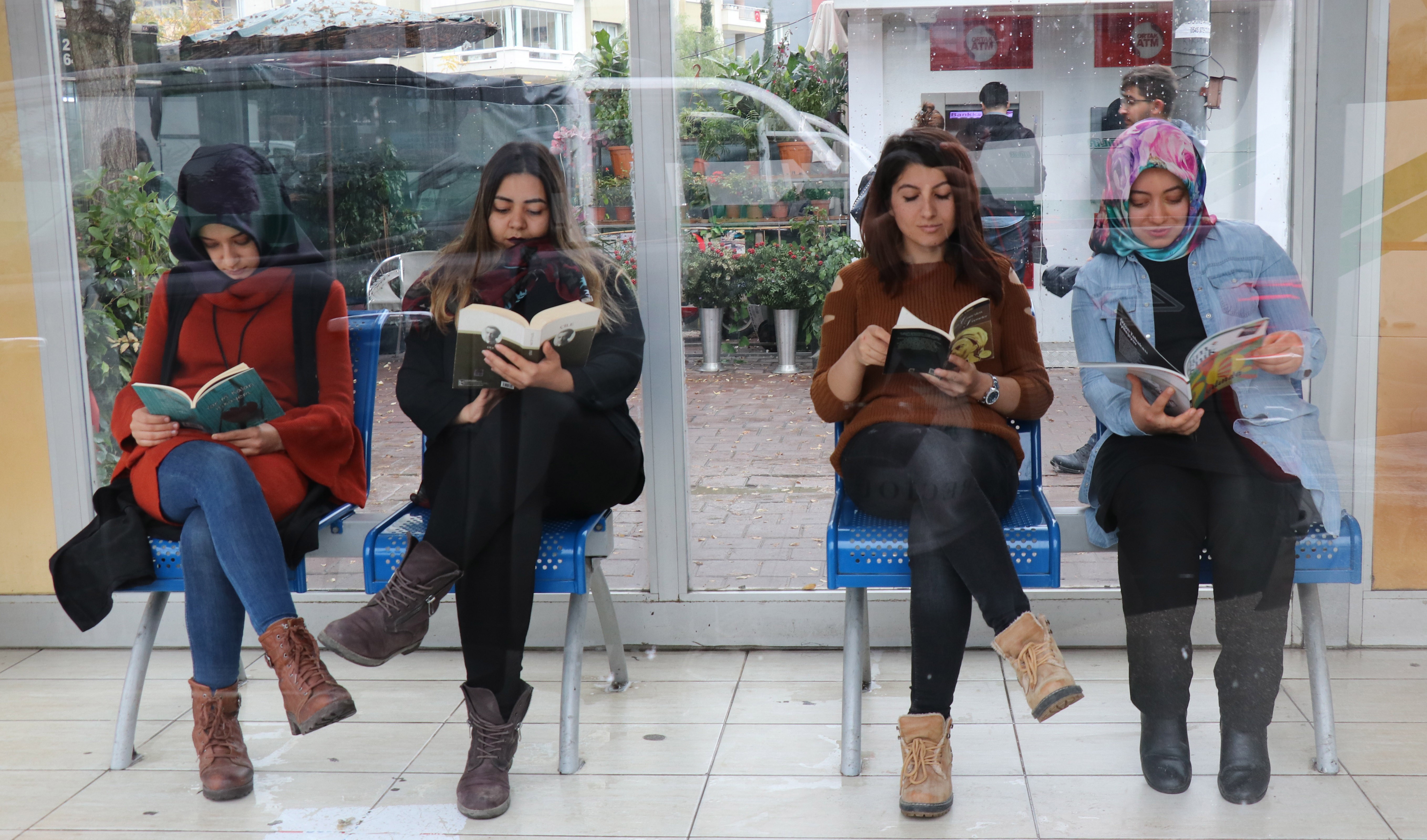 Otobüs durakları kütüphaneyle donatılıyor