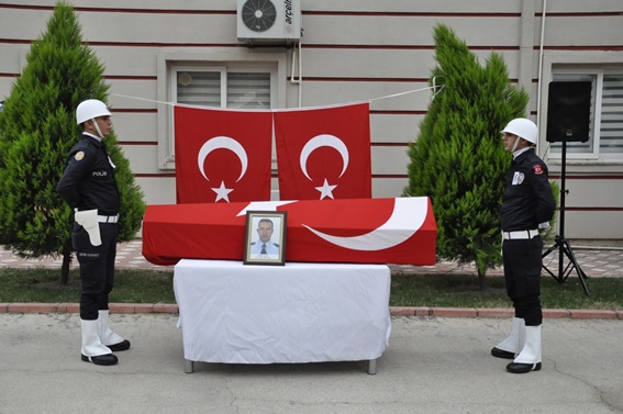 Trafik polisi kazada can verdi