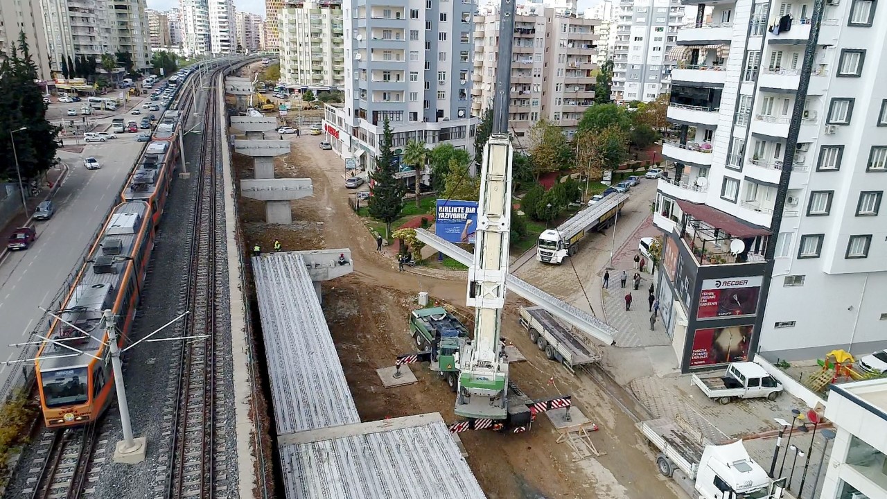 Köprülü kavşakta dev kirişler de yerini buldu