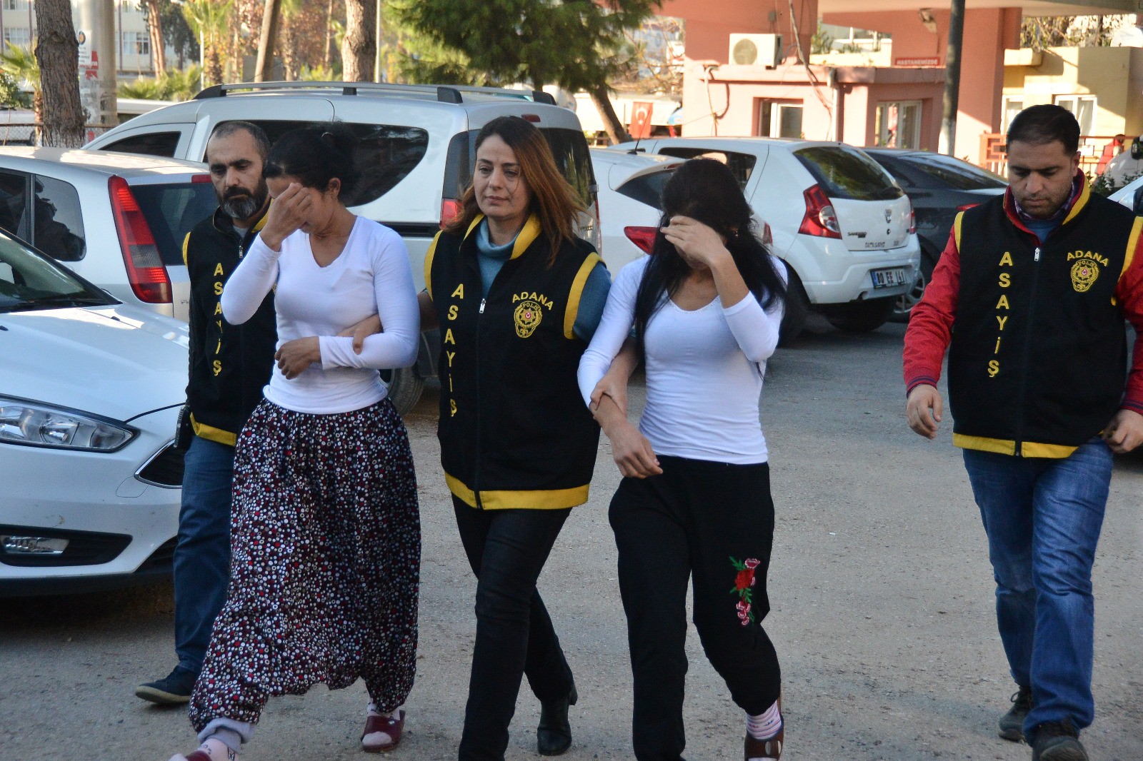 Kadın hırsızlar polise yakalanınca, ebe aradıklarını söyledi