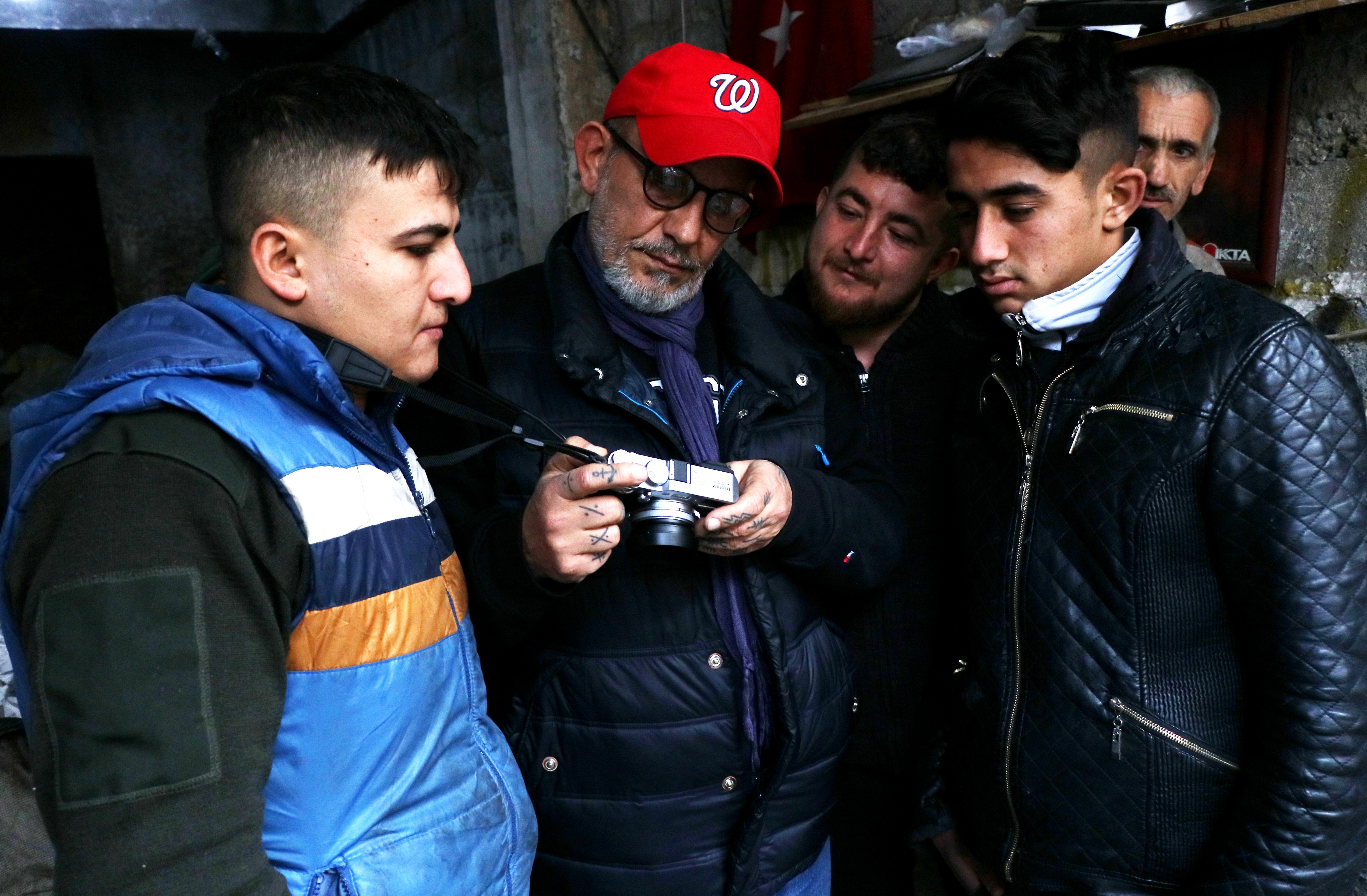 Geri dönüşüm işçilerine fotoğrafı sevdirdi