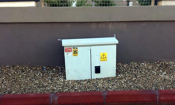 Yarısı kaldırıma gömülü elektrik trafosu görenleri şaşırttı
