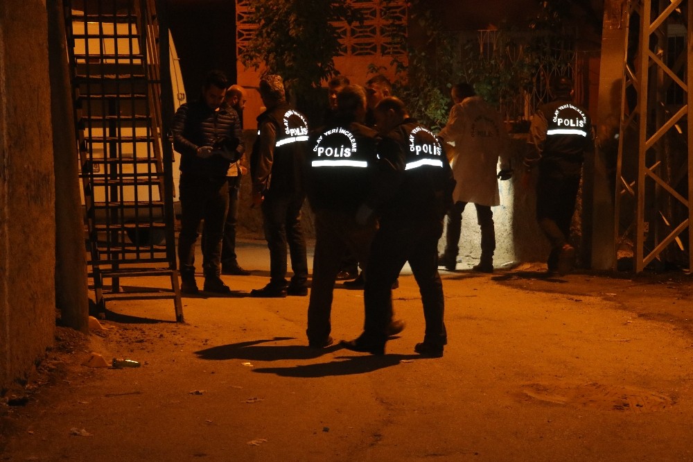 Yüzü maskeli çocuklar karakol arkasına ses bombası attı