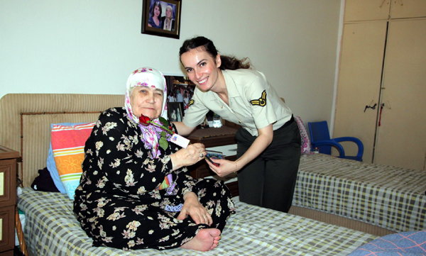 Jandarmadan yaşlılara ve hasta çocuklara ziyaret