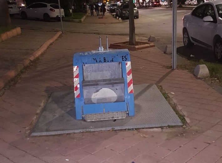 Yaya yoluna çöp konteyneri!