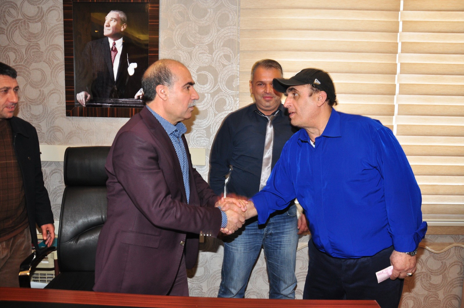 Dolmuş şoförü aracında bulduğu cüzdanı sahibine teslim etti