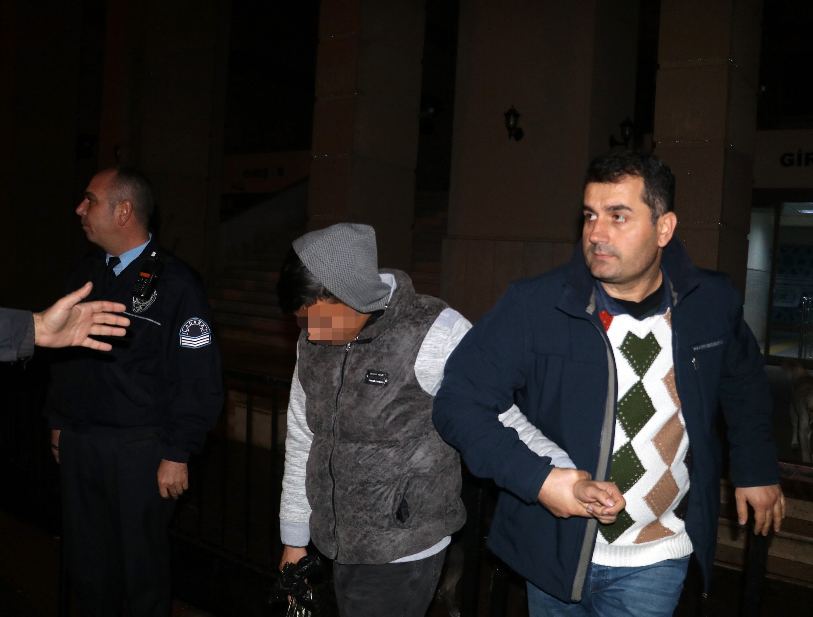 Polis karakoluna EYP atan bir kişi tutuklandı