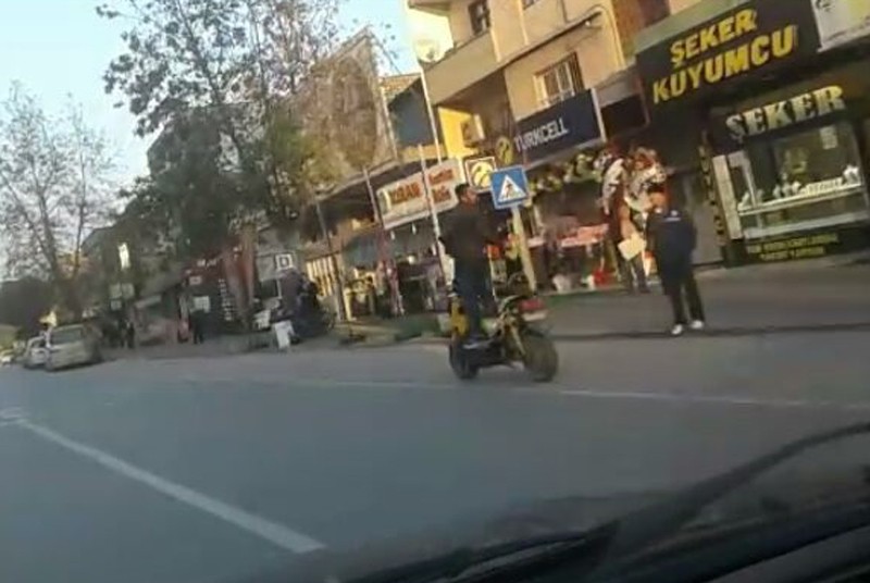 Motosiklet sürüp telefonla konuştu