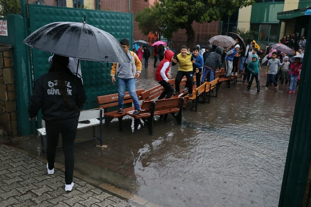 Adana’da eğitime yağmur engeli