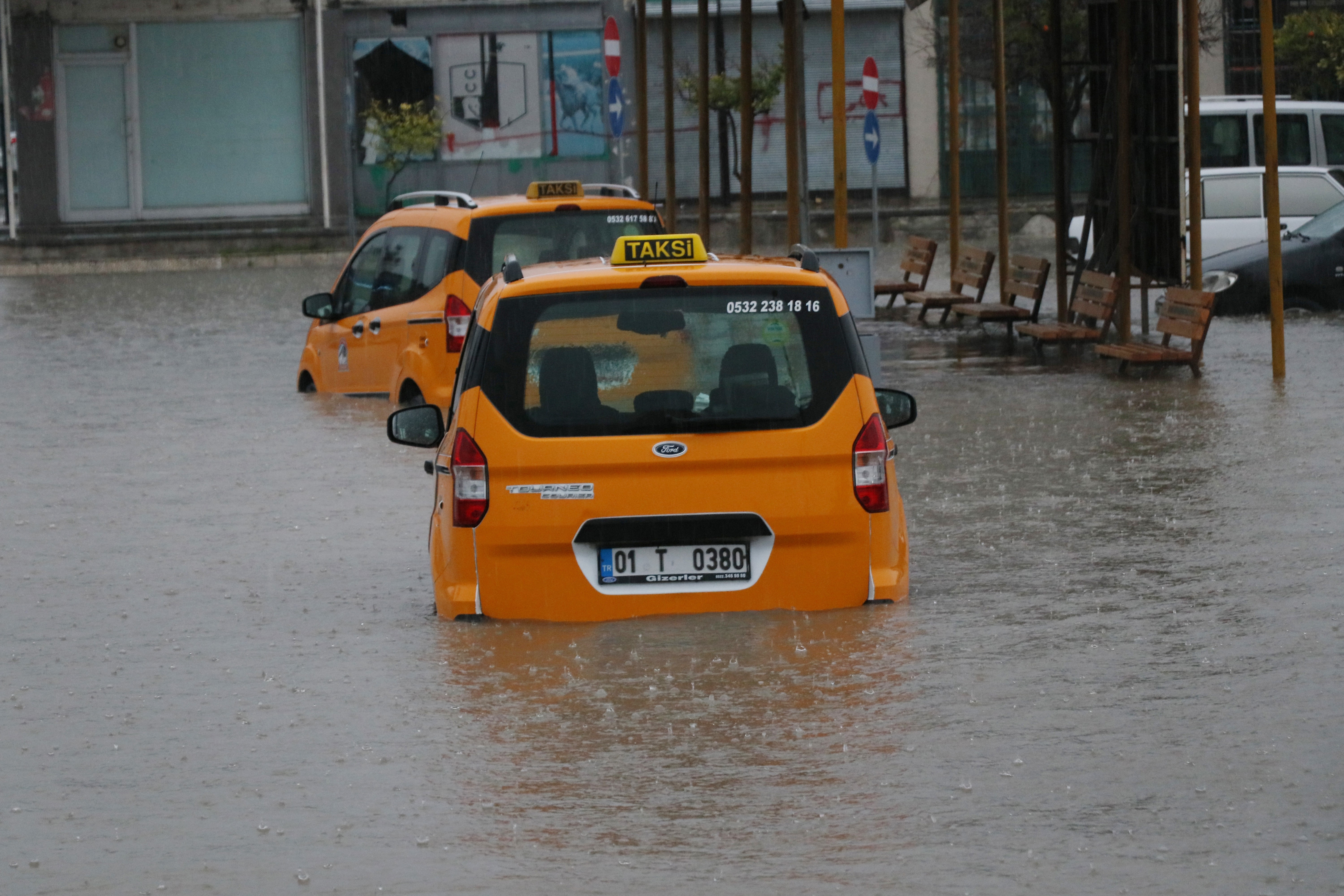 Adana Otogarı'nda araçlar sular altında kaldı