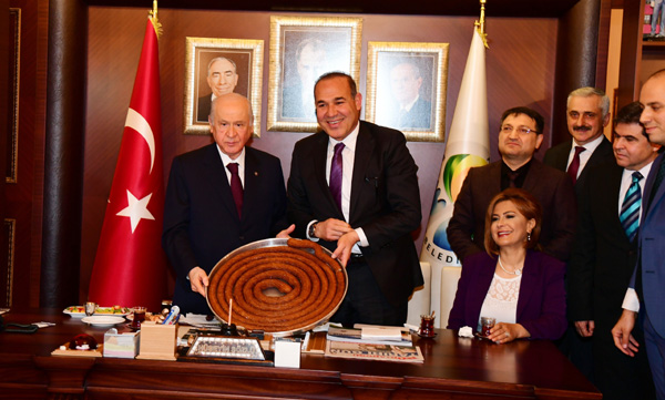 Bahçeli'ye tepside halka tatlı