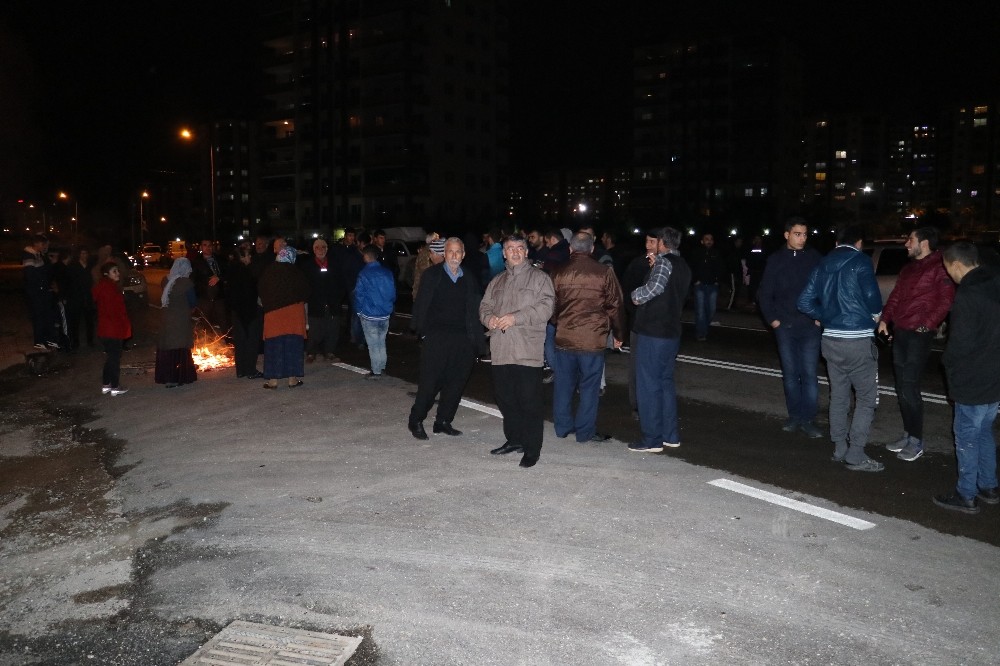 Mahalleli 40 saat elektrikleri kesilince yol kapattı