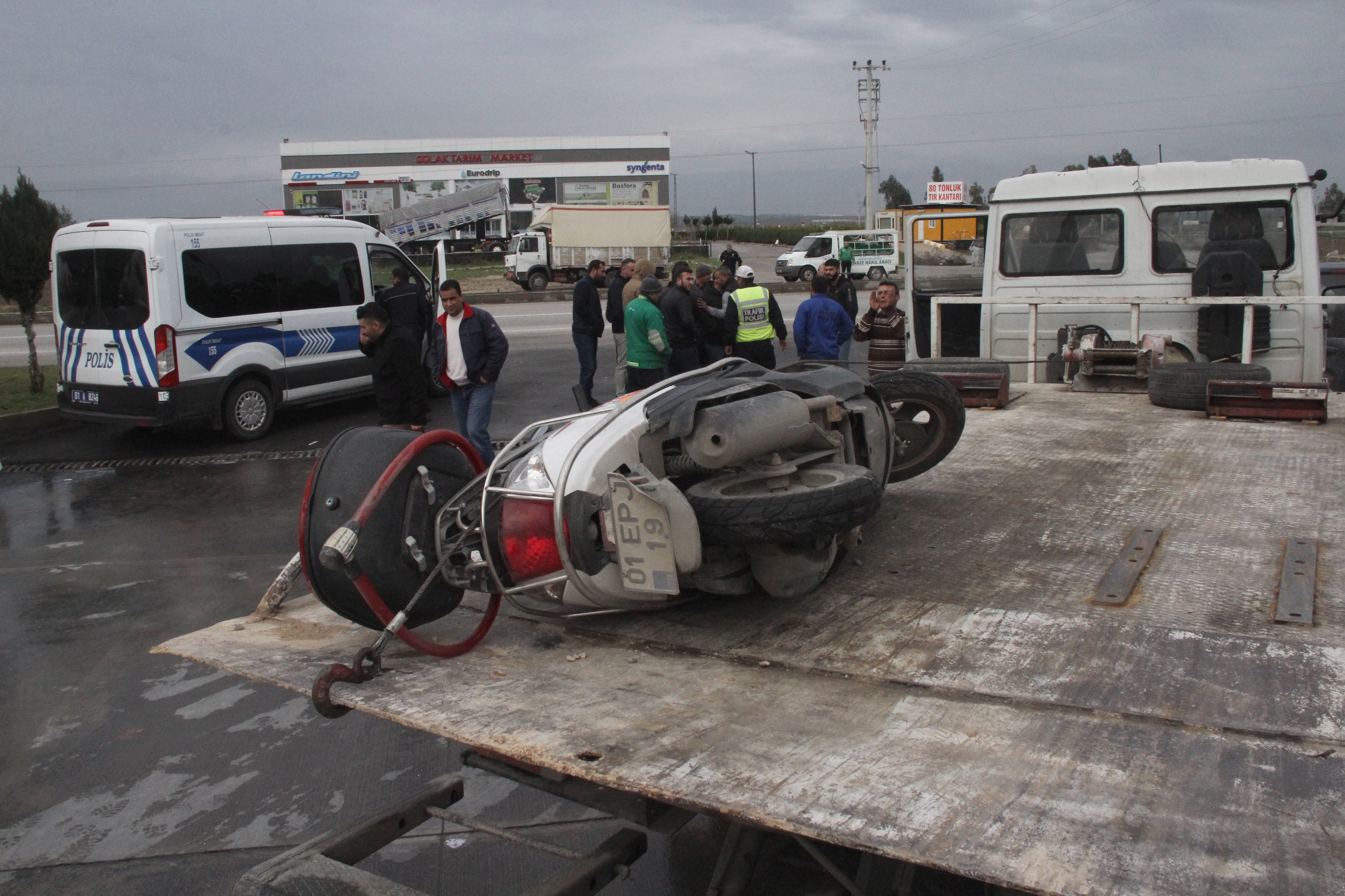 Kamyona çarptı, otomobilin altında kalarak can verdi