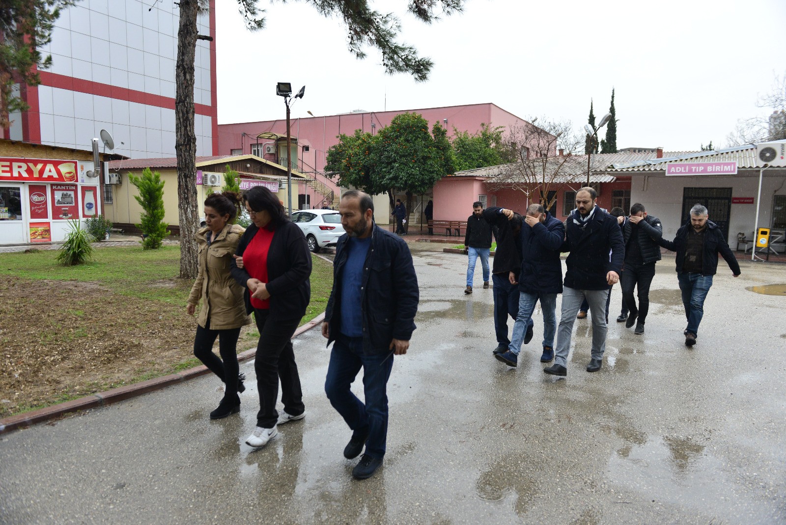 4 erkekle bir olup öz kardeşini gasp etti