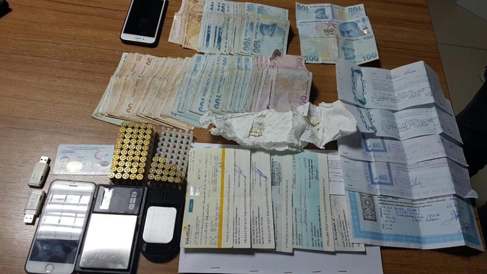 Polisi görünce kaçtı çorabından taş kokain çıktı