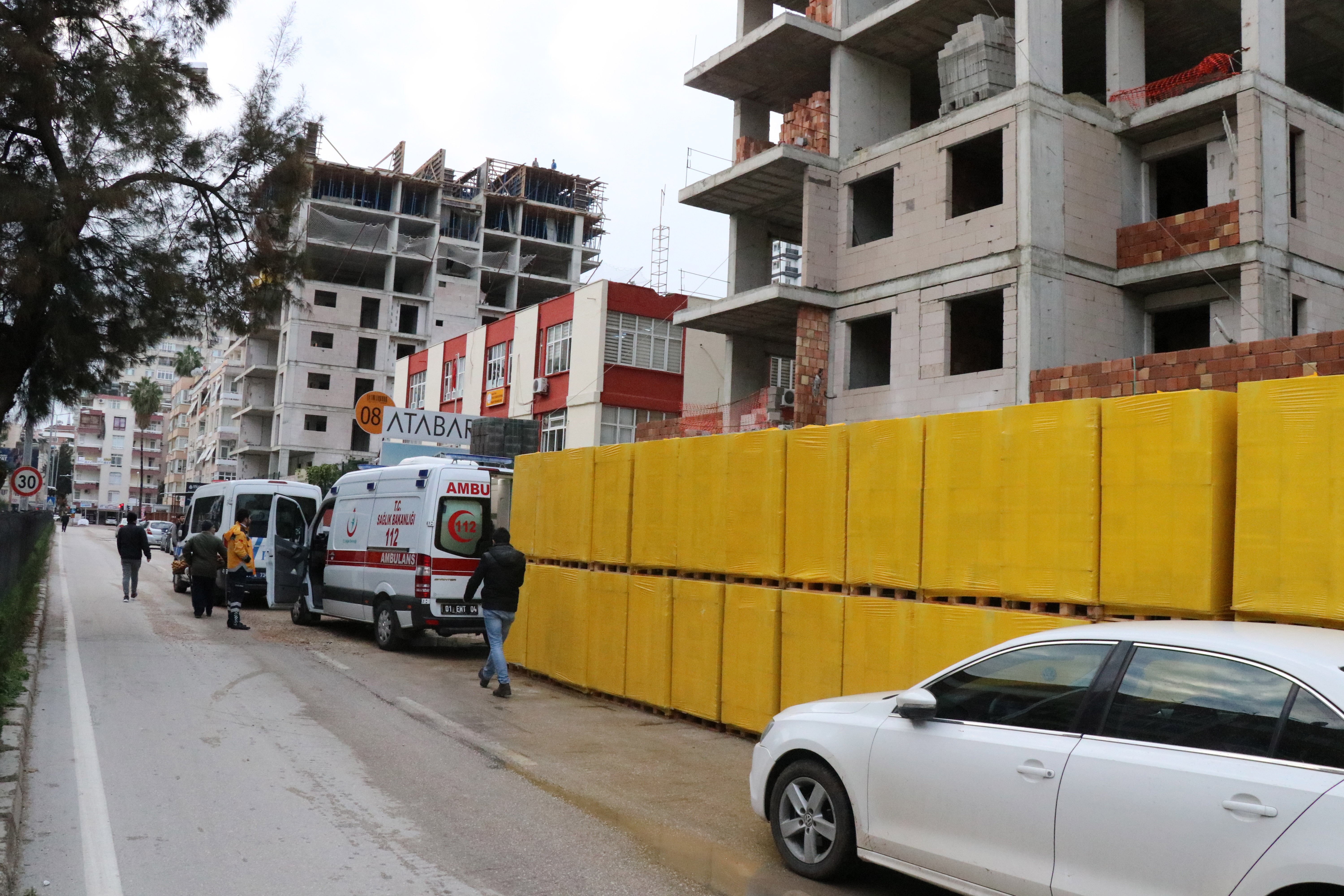 İnşaatın filesiz kısmından düşen işçi öldü