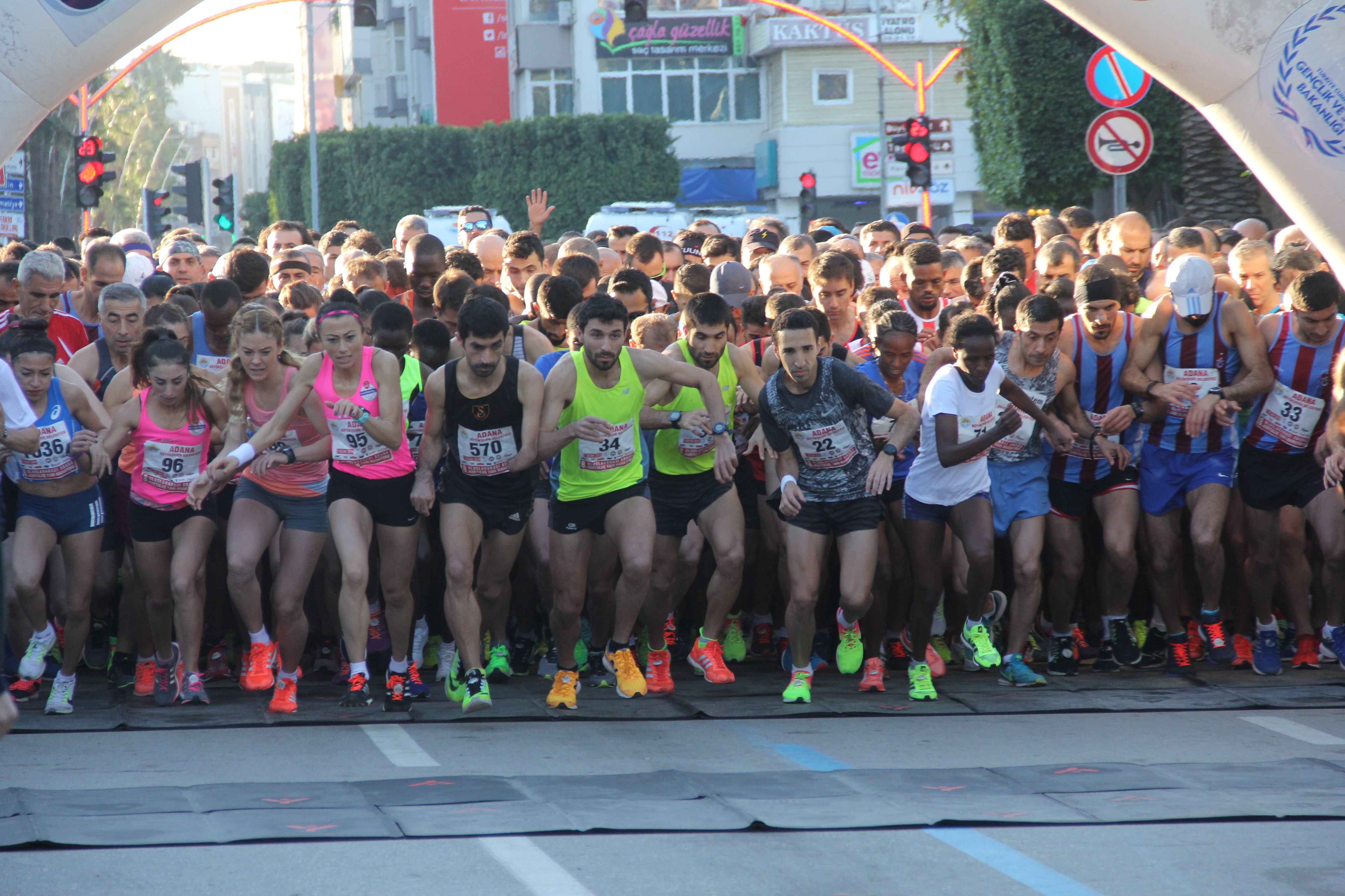 5 Ocak Adana Kurtuluş Yarı Maratonu start aldı