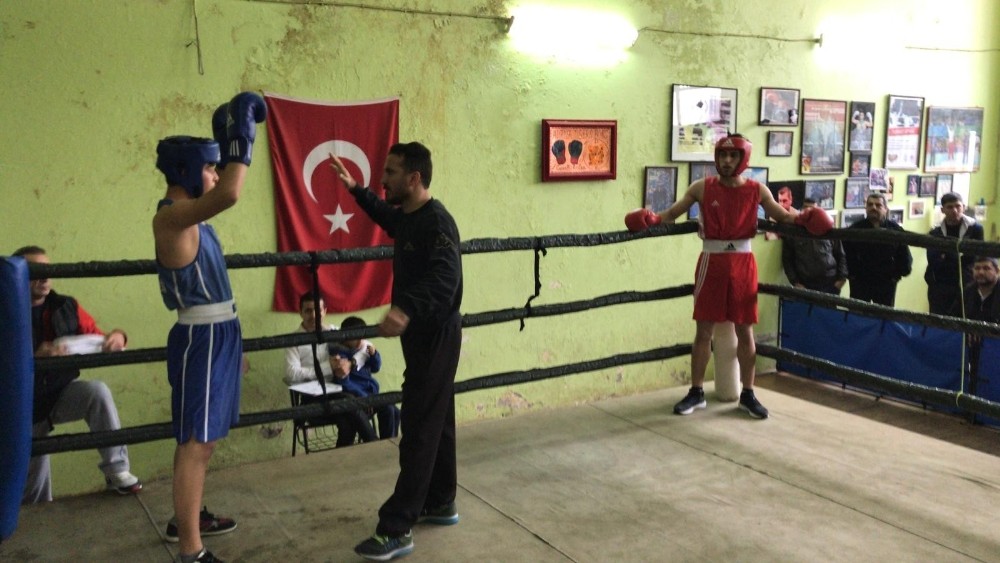 Adana’da Boks İl Seçmelerine 70 sporcu katıldı