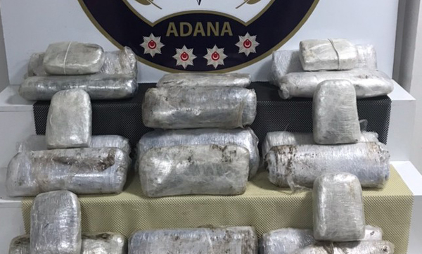 Kamyonetin zulasından 23 kilo 800 gram esrar çıktı