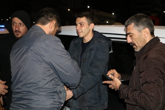 Camı kırıp bankaya daldı!