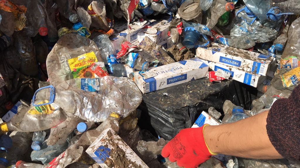 Kaçak sigara balyaları bomba gibi patladı