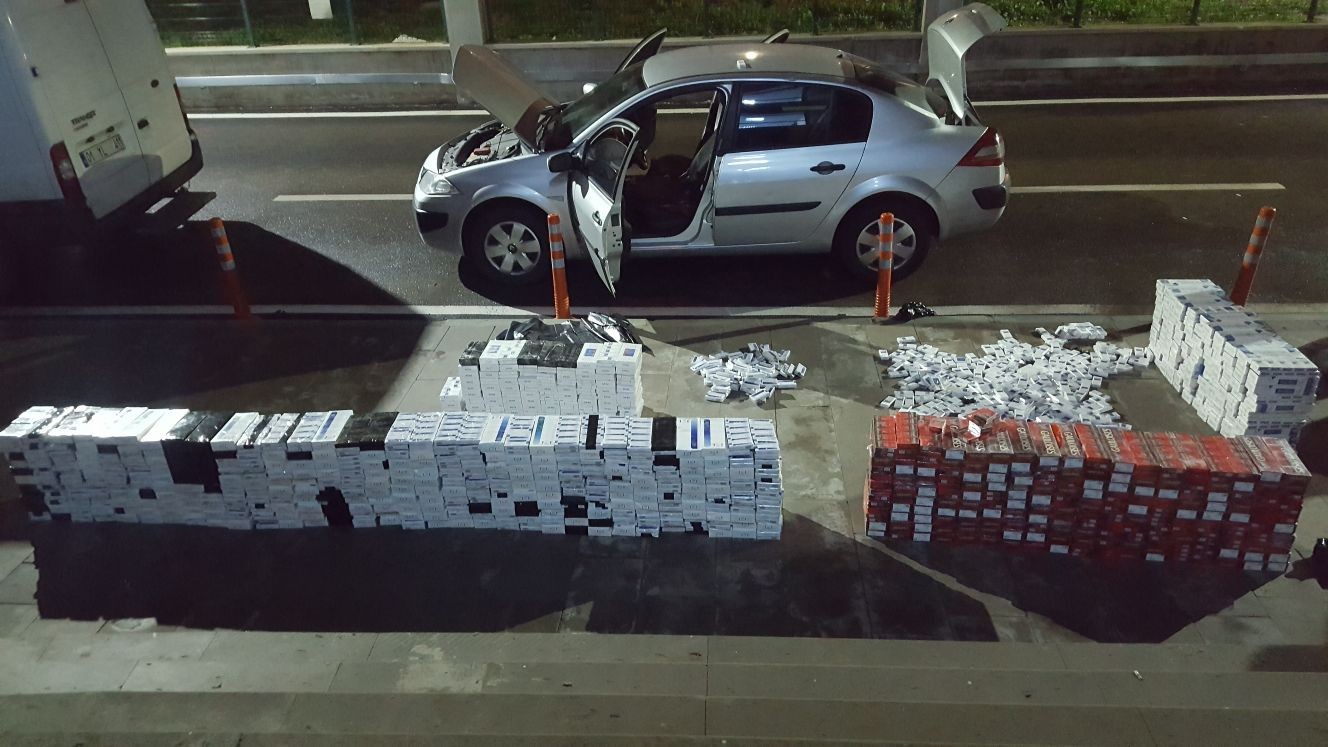 Otomobilden kaçak sigara fışkırdı