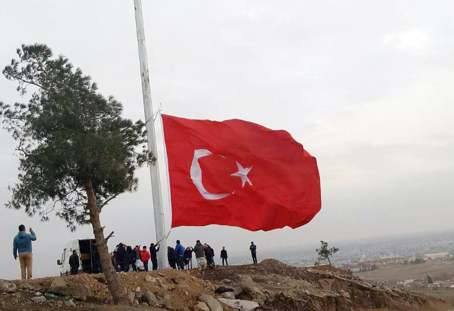 Suriye sınırına dev Türk bayrağı