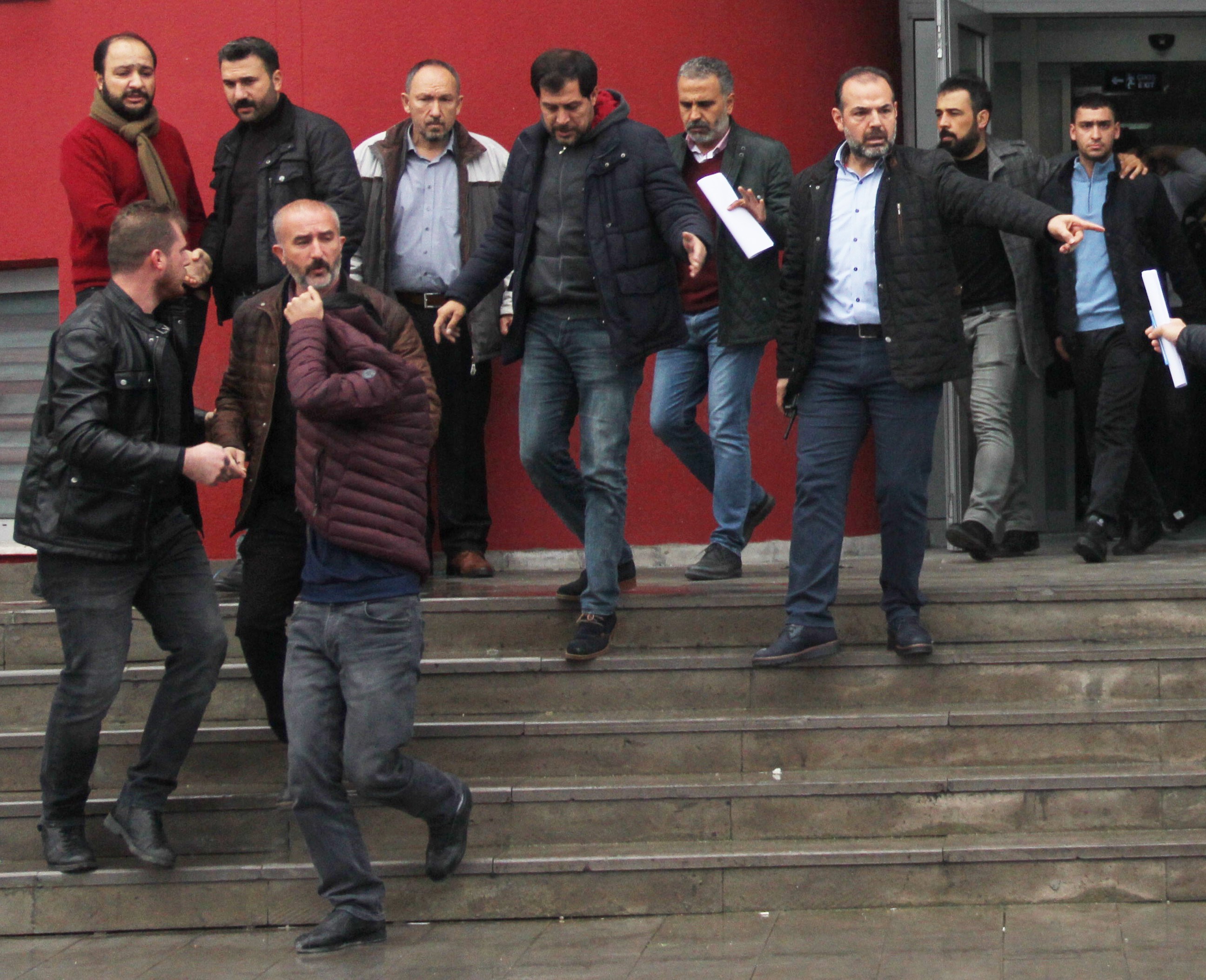 Alkol almak için gasp ettiler