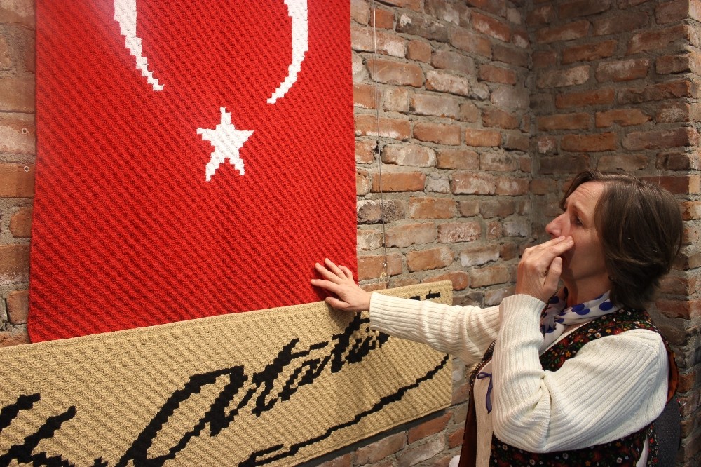 Türk bayrağını ilmek ilmek işledi