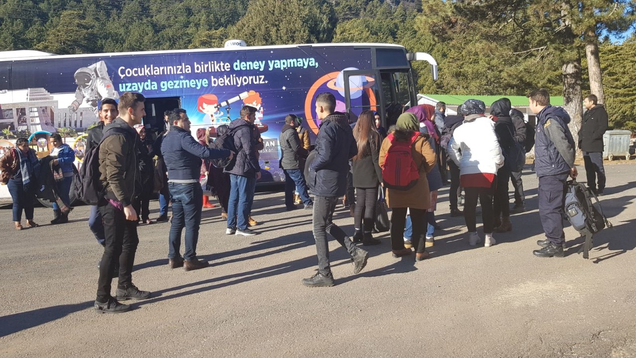 Yüreğir belediyesi öğrencileri kampa aldı