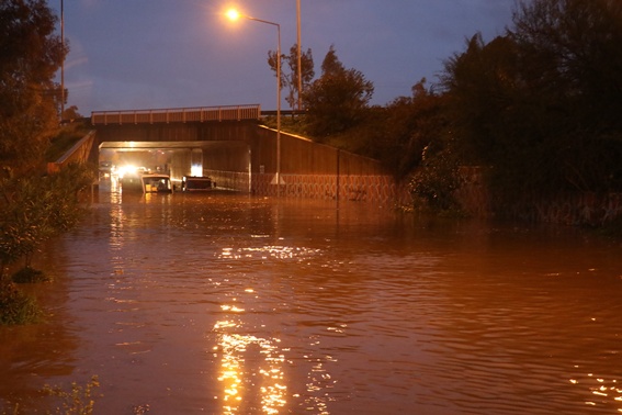 Karayolunu 2 metre su bastı, 5 araç mahsur kaldı