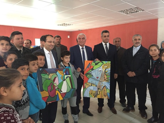 Hibe malzemelerle resim yapıp, sergi açtılar