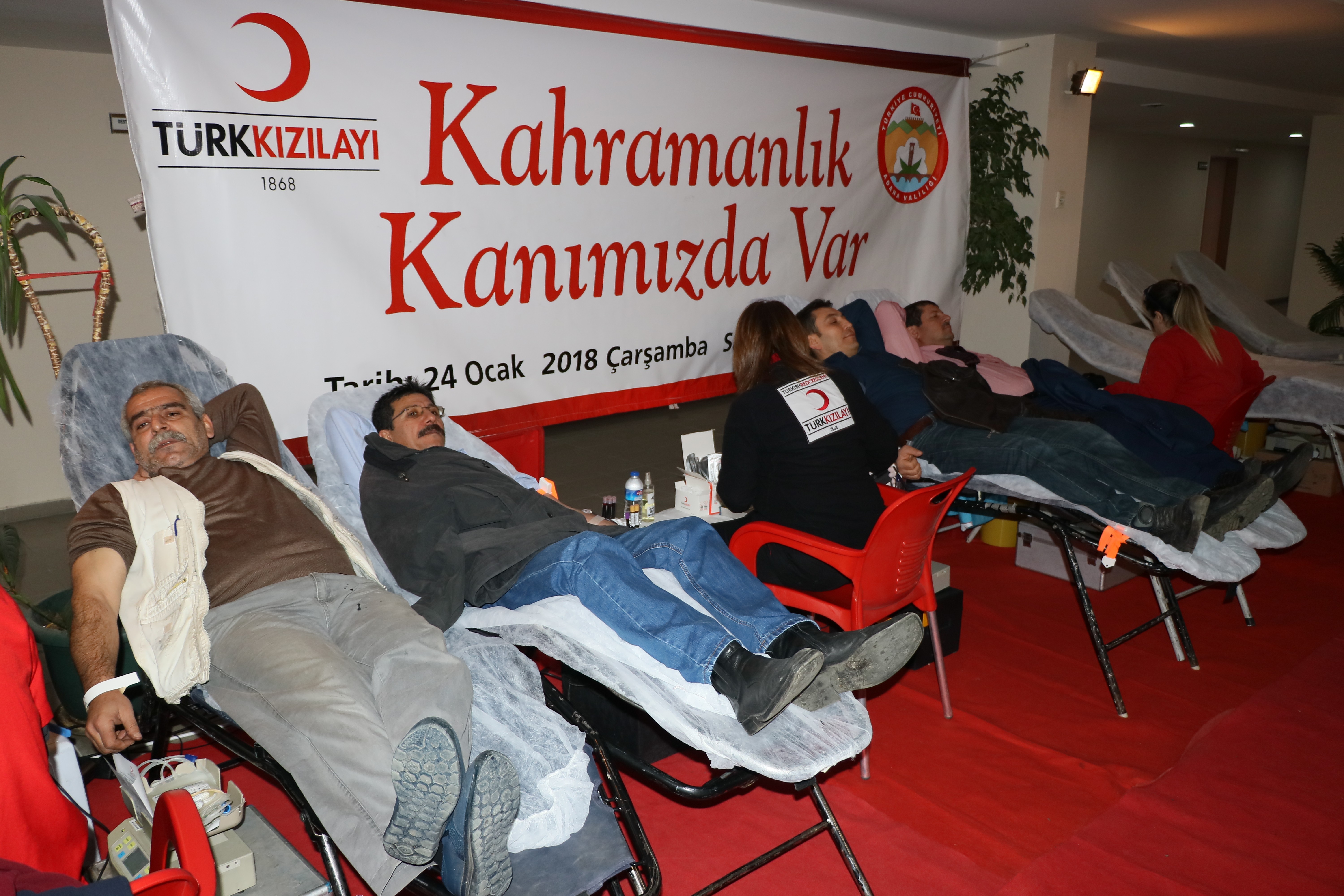 Adana’da valilik personelleri kan verdi