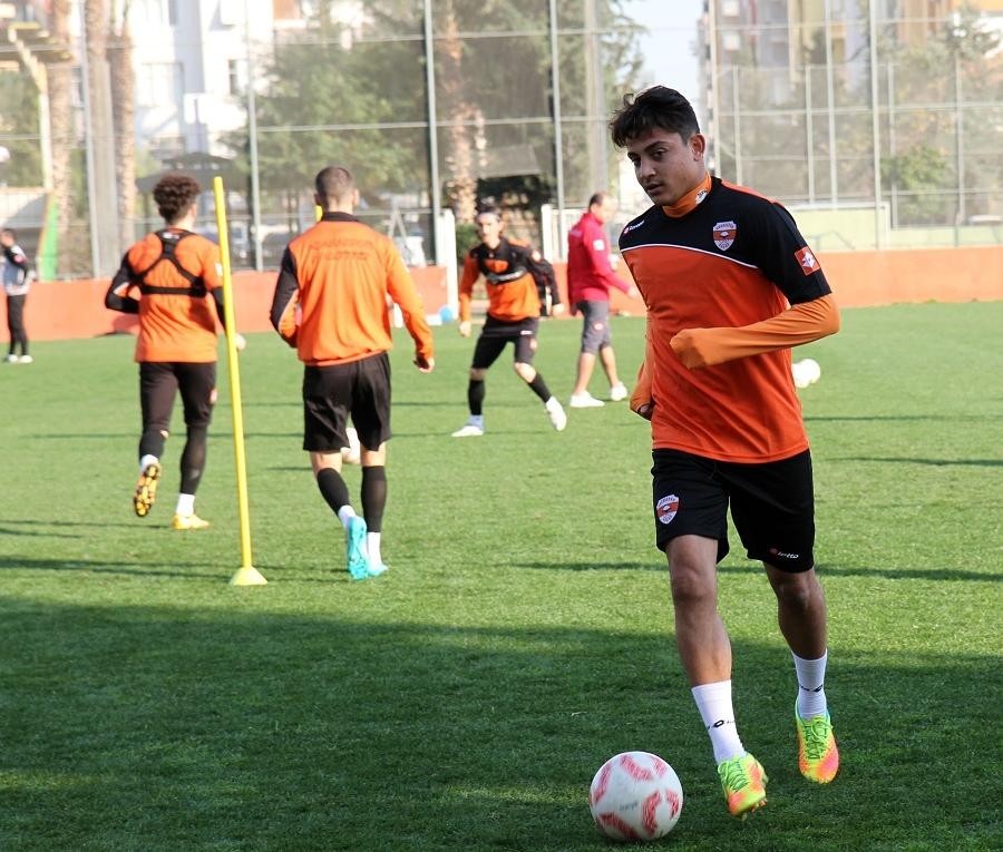 Adanaspor’un genç transferi ilk antrenmanına çıktı