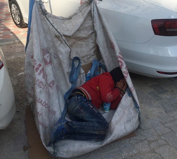 Yaşıtları okula gitti, o atık kağıt toplarken uyuyakaldı
