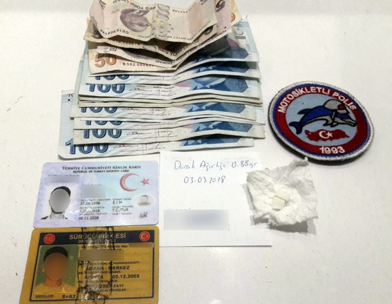 Kaçan taksideki yolcudan taş kokain çıktı