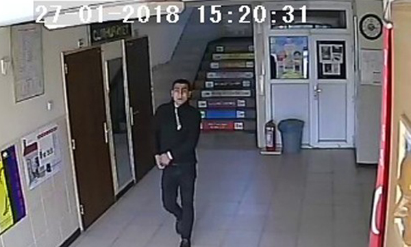 Okulda basket oynayıp bilgisayar çaldı