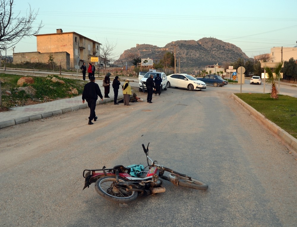 Otomobil ile motosiklet çarpıştı: 1 yaralı