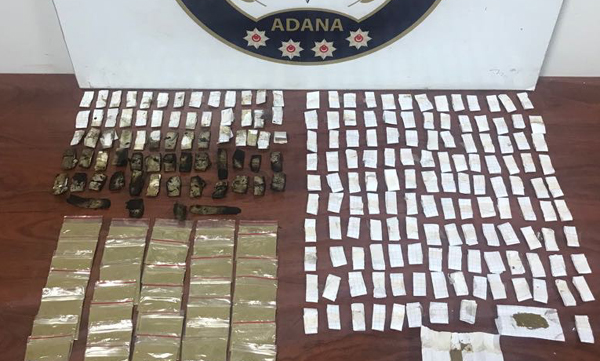Zehir tacirleri polis gelince uyuşturucuyu sobada yaktı