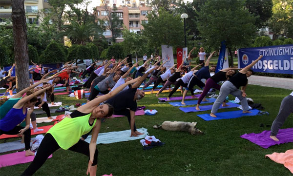 Adanalılar, Atatürk Parkı’nda yoga yaptı