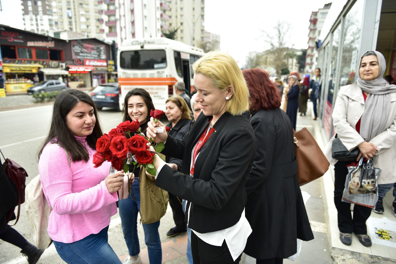 Büyükşehir, Sevgililer Günü’nde Adanalılara kırmızı gül dağıttı