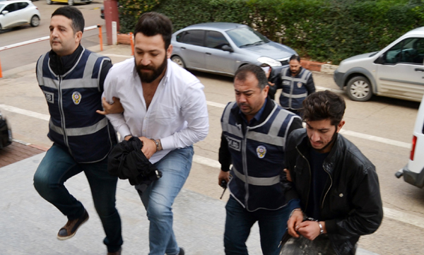 Canlı yayın yapan torbacılara polis baskını