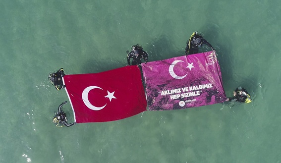 Dalgıçlar denizde Türk bayrağı açtı