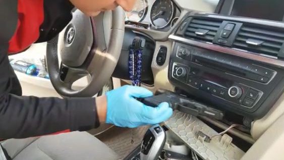 Otomobilin teyp bölümünden tabanca çıktı