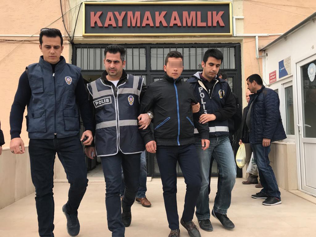 Plakasız motosikletteki 3 genç trafiği tehlikeye soktu